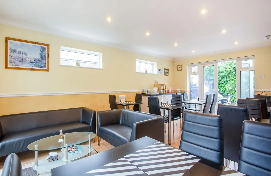 Oyo Flexistay Ambers Gatwick Aparthotel-1